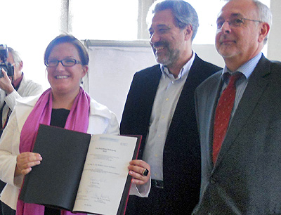 Oliver Rathkolb (Vorstand Institut für Zeitgeschichte Wien), Gerhard Pfeisinger (BM für Wissenschaft und Forschung) übergaben den Irma Rosenberg-Preis an Barbara Hoffmann (von rechts).